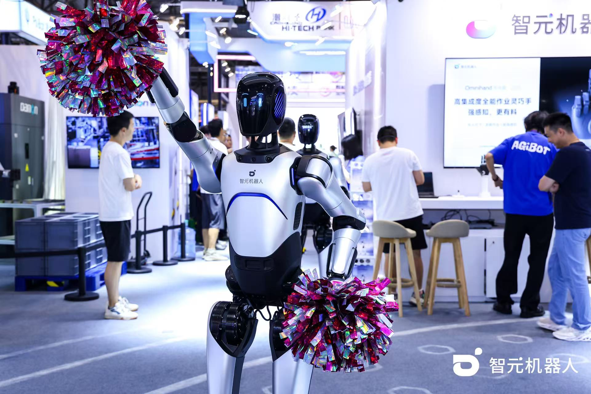 乐鱼com机器人 WAIC 首日展台火爆，机器...